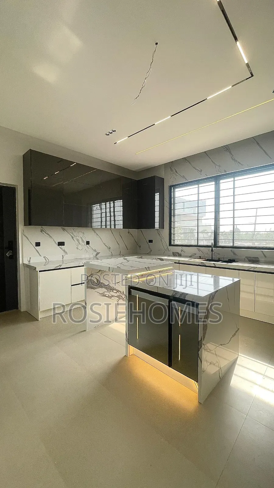 5bdrm Duplex in Chevron for sale