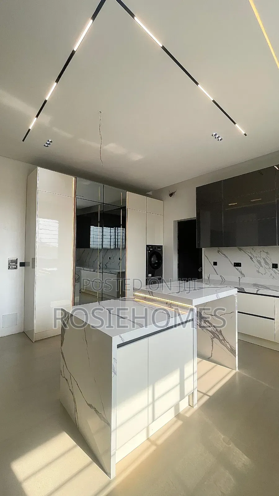 5bdrm Duplex in Chevron for sale