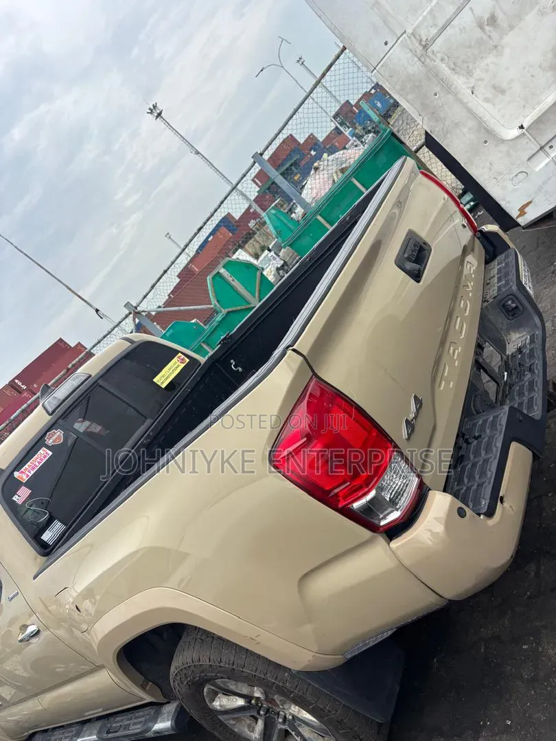 Toyota Tacoma 4dr Double Cab 2016 Brown
