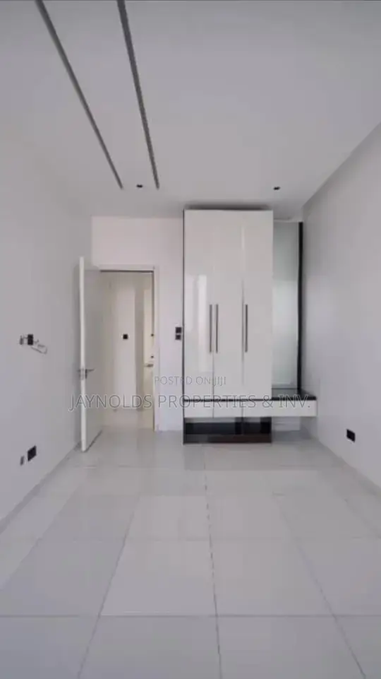 2bdrm Apartment in Lekki Phase 1 for sale