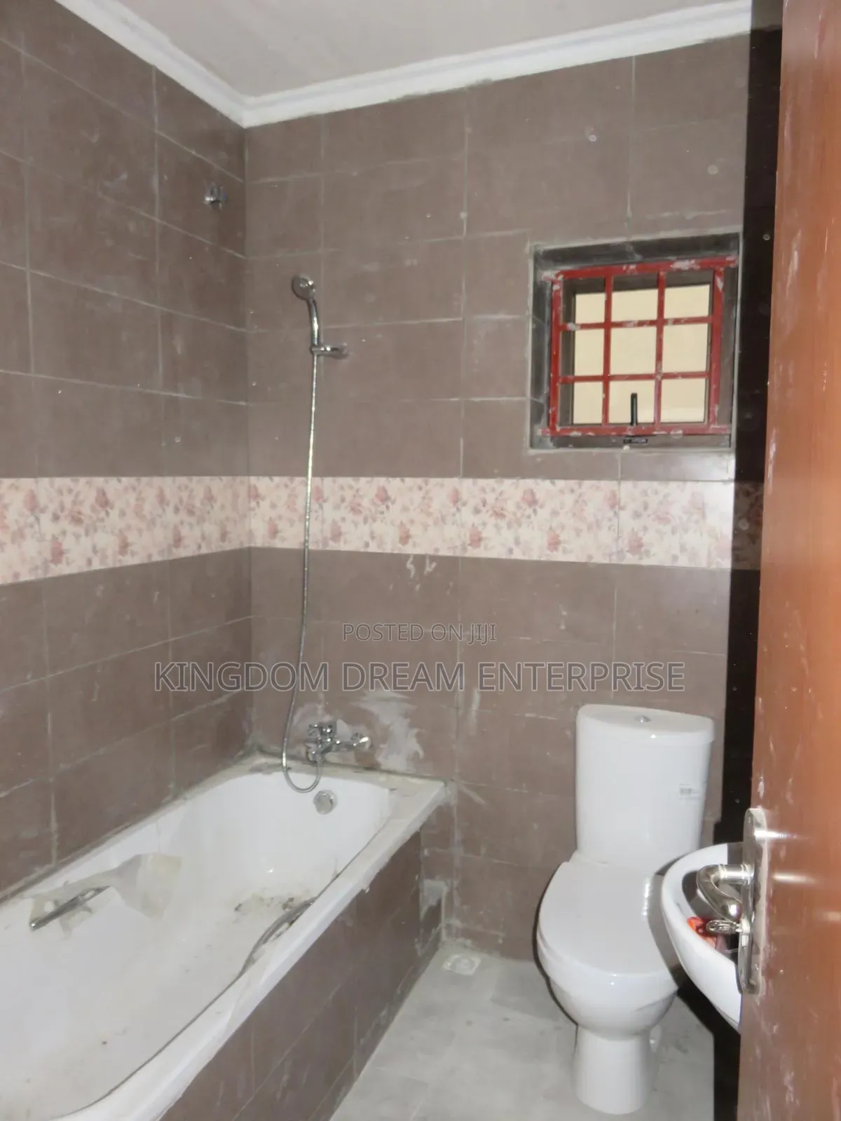 4bdrm Duplex in Off Admiralty Way for sale