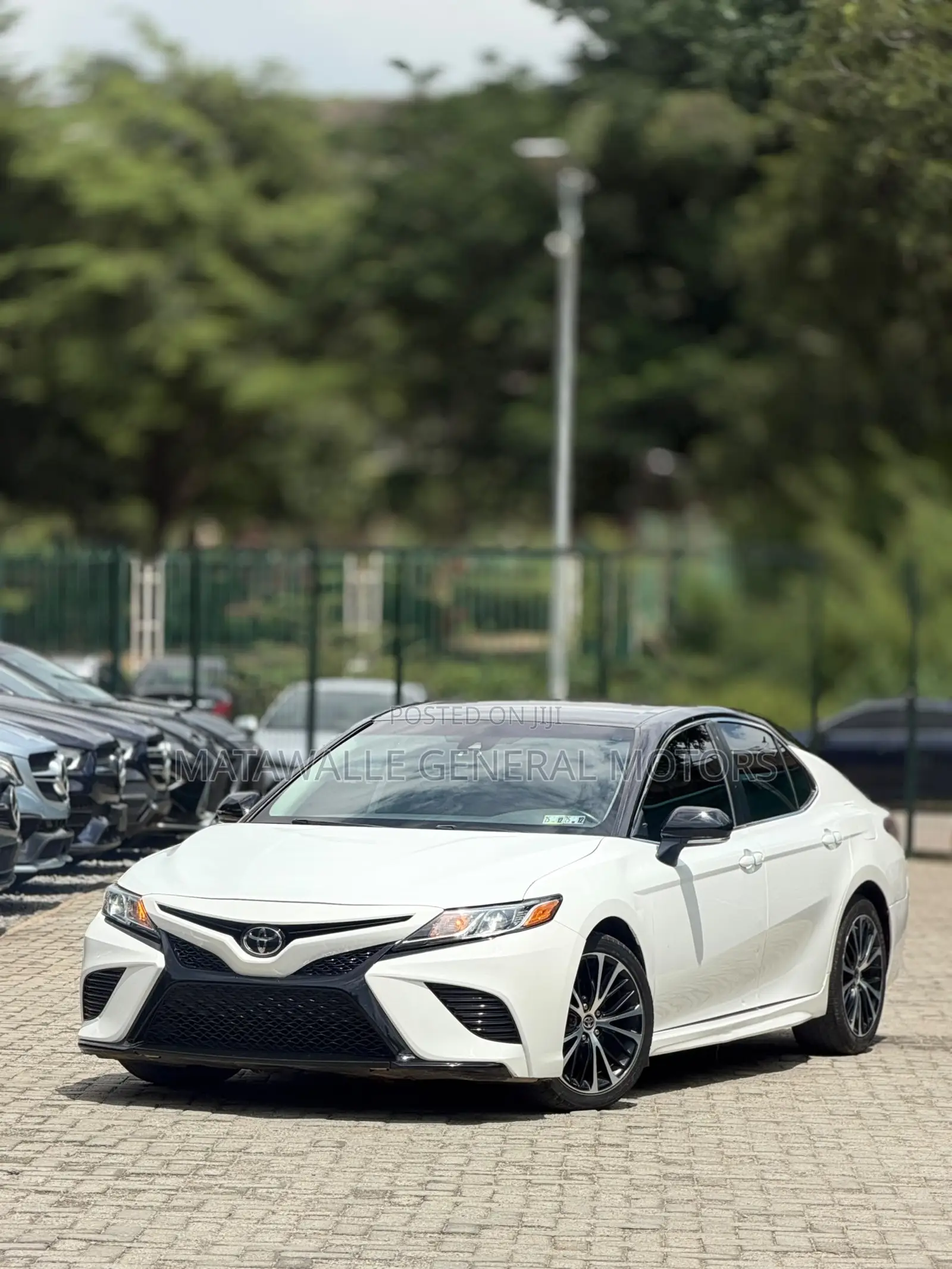 Toyota Camry SE FWD (2.5L 4cyl 8AM) 2018 White