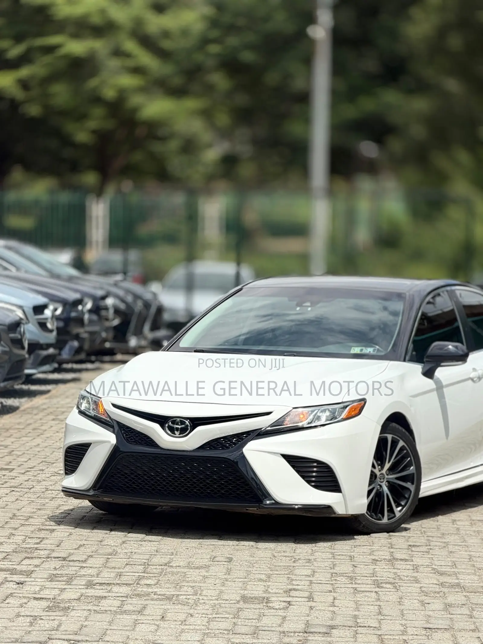Toyota Camry SE FWD (2.5L 4cyl 8AM) 2018 White