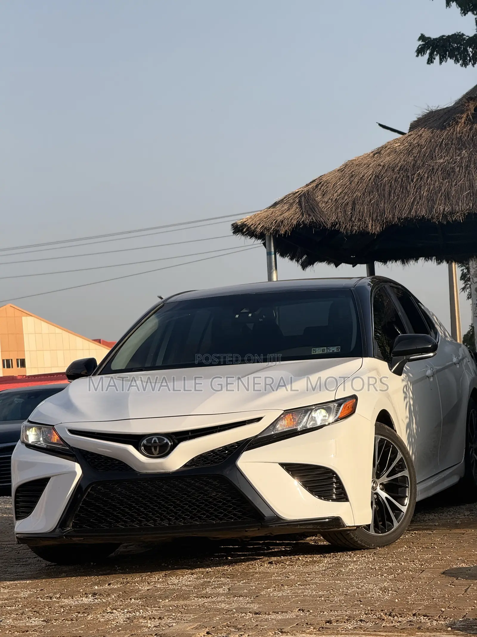 Toyota Camry SE FWD (2.5L 4cyl 8AM) 2018 White