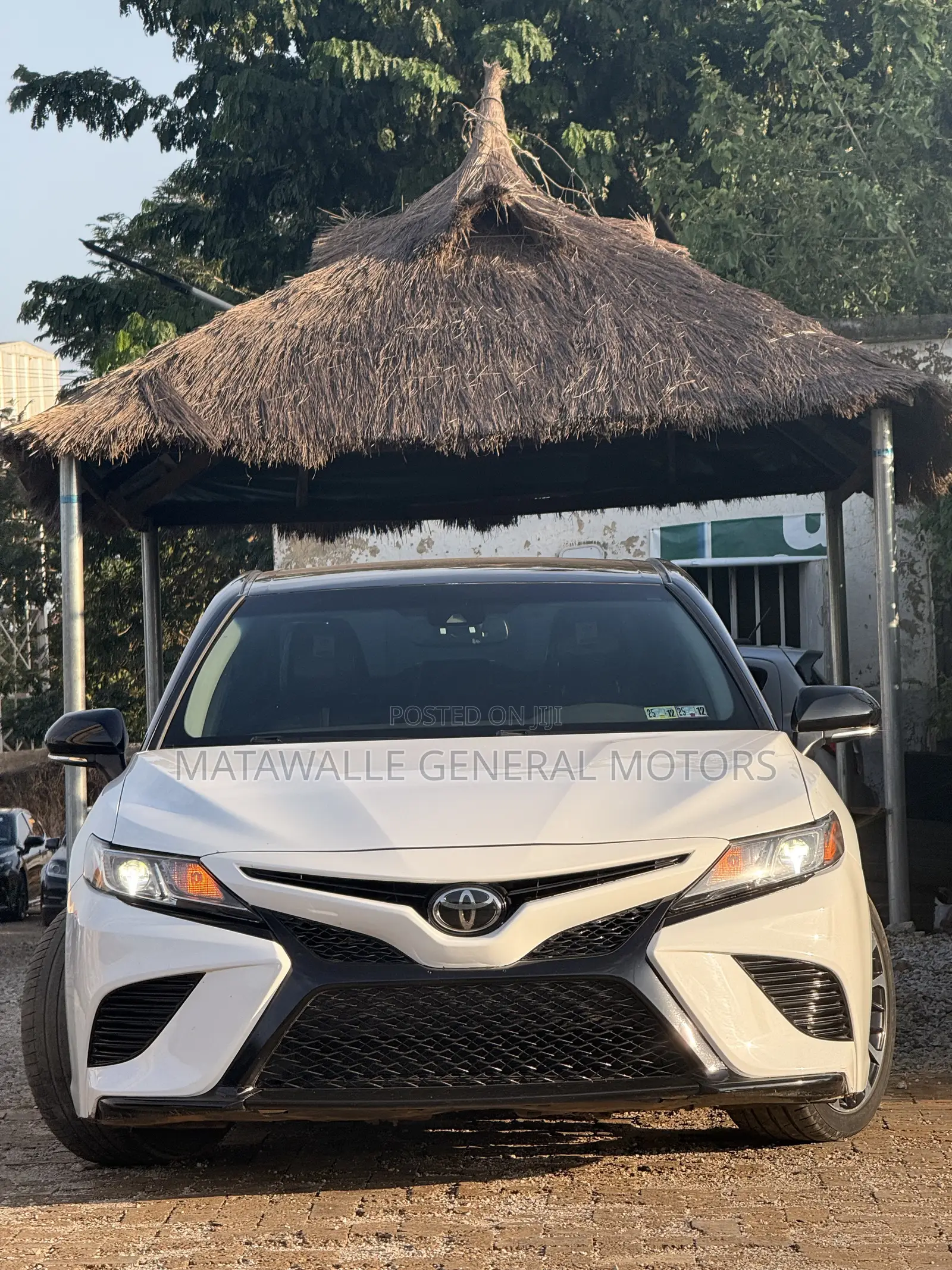 Toyota Camry SE FWD (2.5L 4cyl 8AM) 2018 White