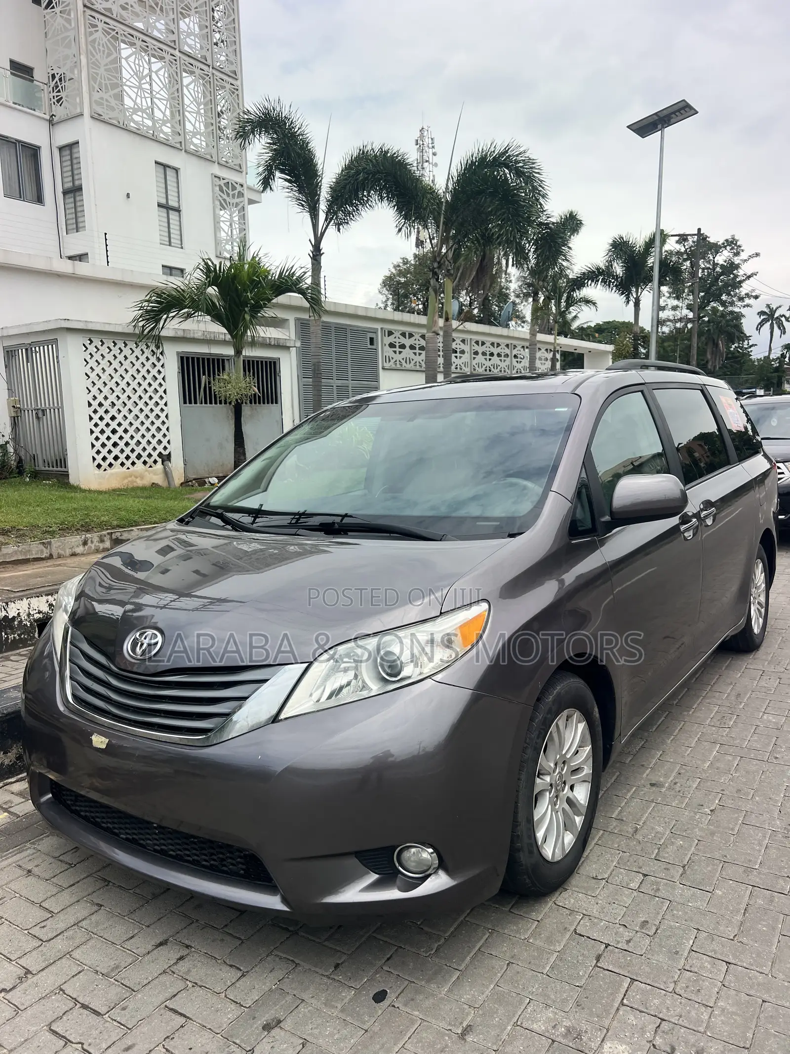 Toyota Sienna Limited 7-Passenger 4dr Minivan AWD (3.5L 6cyl 6A) 2015
