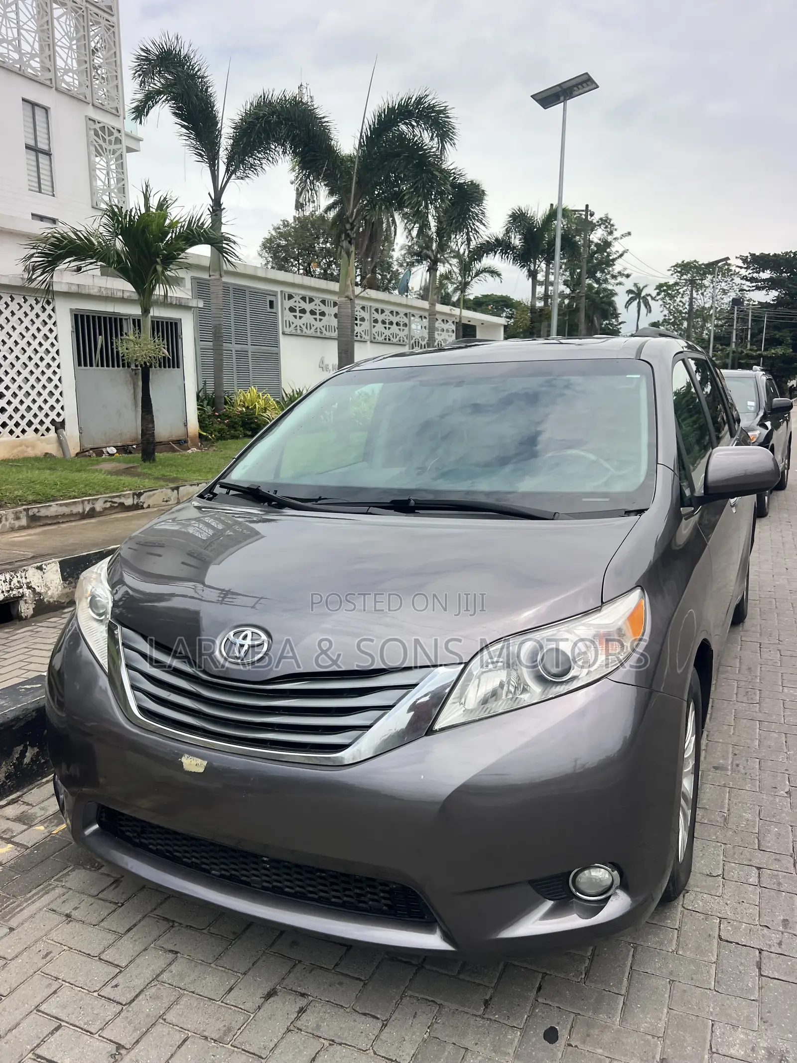 Toyota Sienna Limited 7-Passenger 4dr Minivan AWD (3.5L 6cyl 6A) 2015