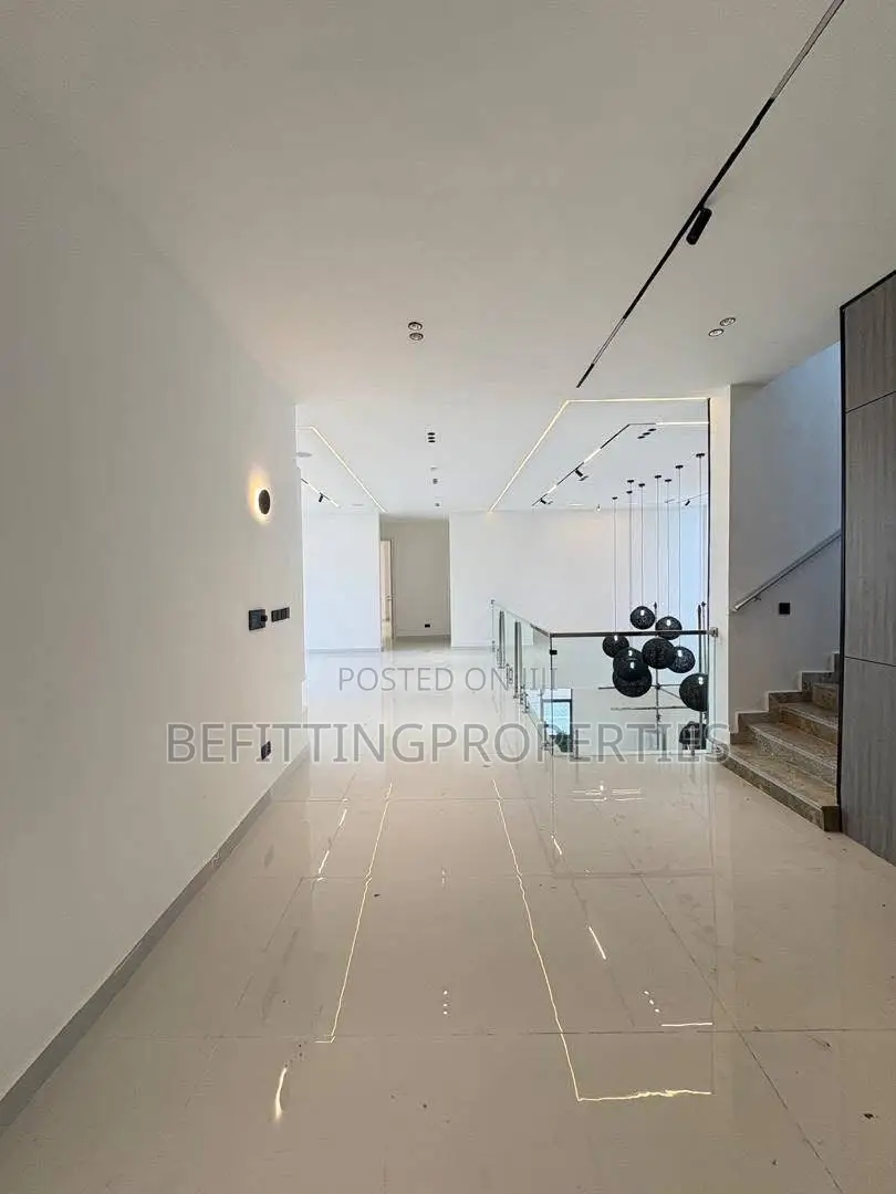 6bdrm Mansion in Lekki for sale