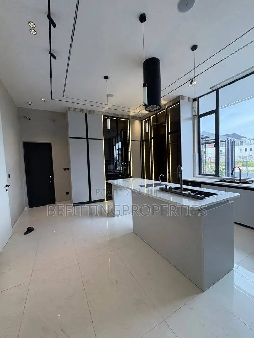 6bdrm Mansion in Lekki for sale