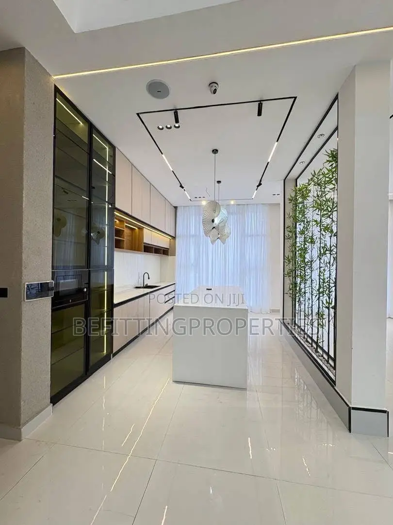 6bdrm Mansion in Lekki for sale