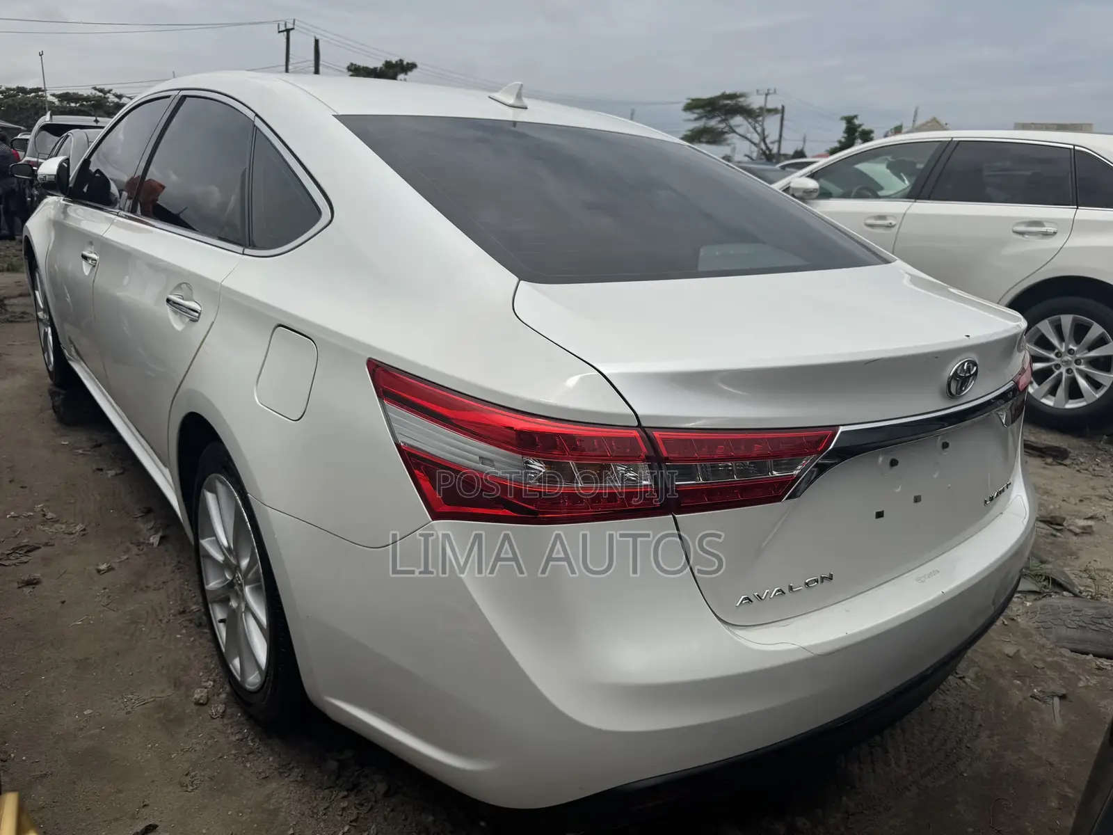 Toyota Avalon Limited 4dr Sedan (3.5L 6cyl 6A) 2014 White