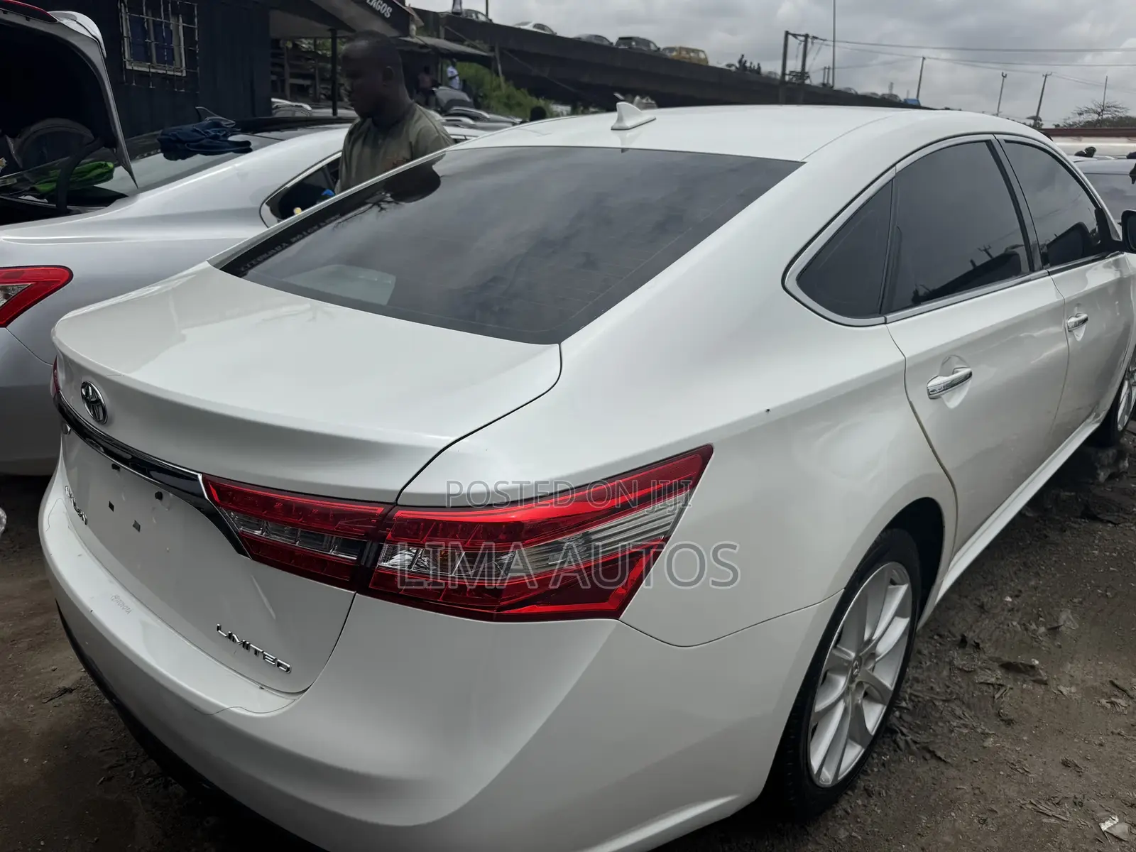 Toyota Avalon Limited 4dr Sedan (3.5L 6cyl 6A) 2014 White