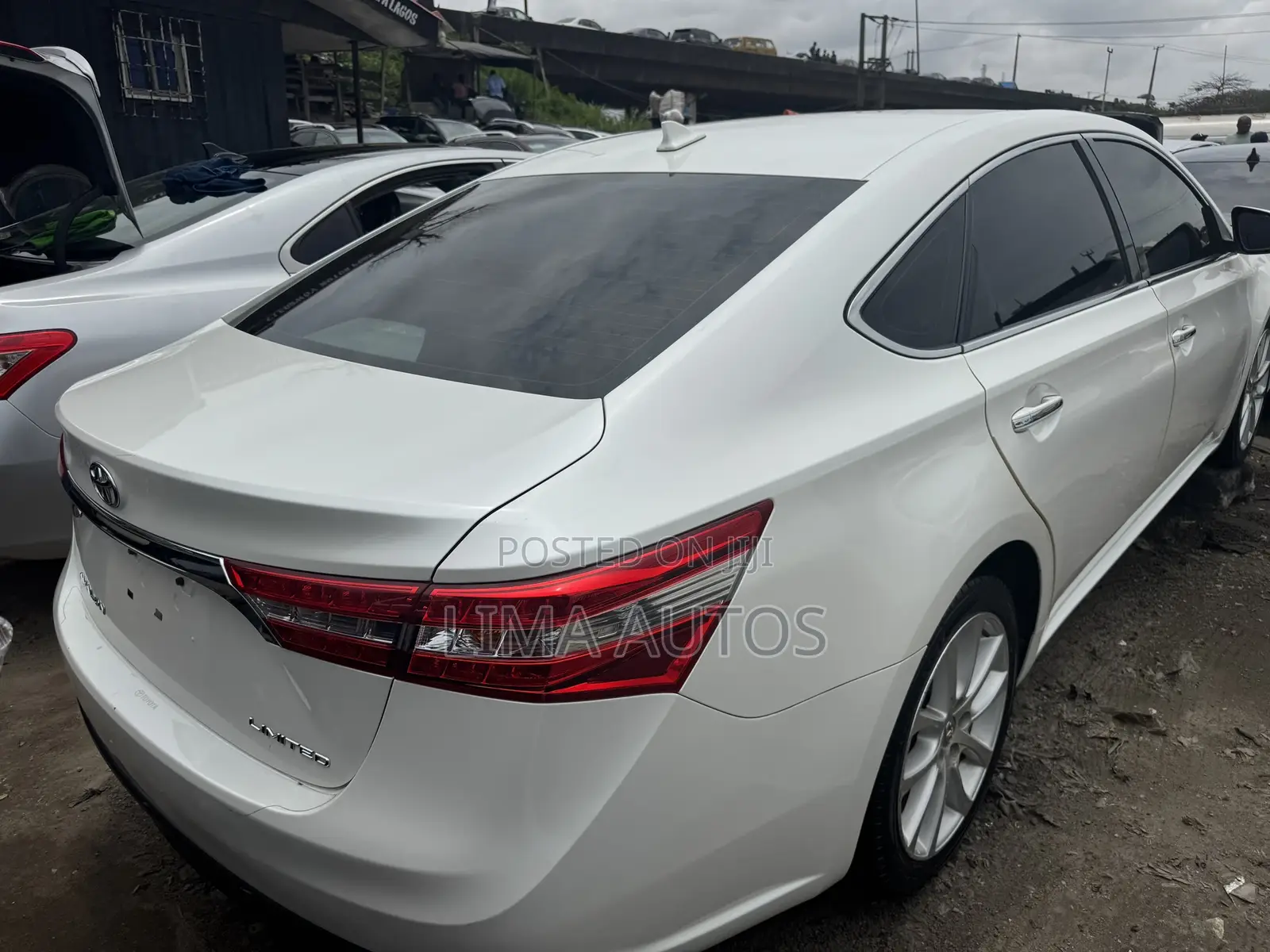 Toyota Avalon Limited 4dr Sedan (3.5L 6cyl 6A) 2014 White