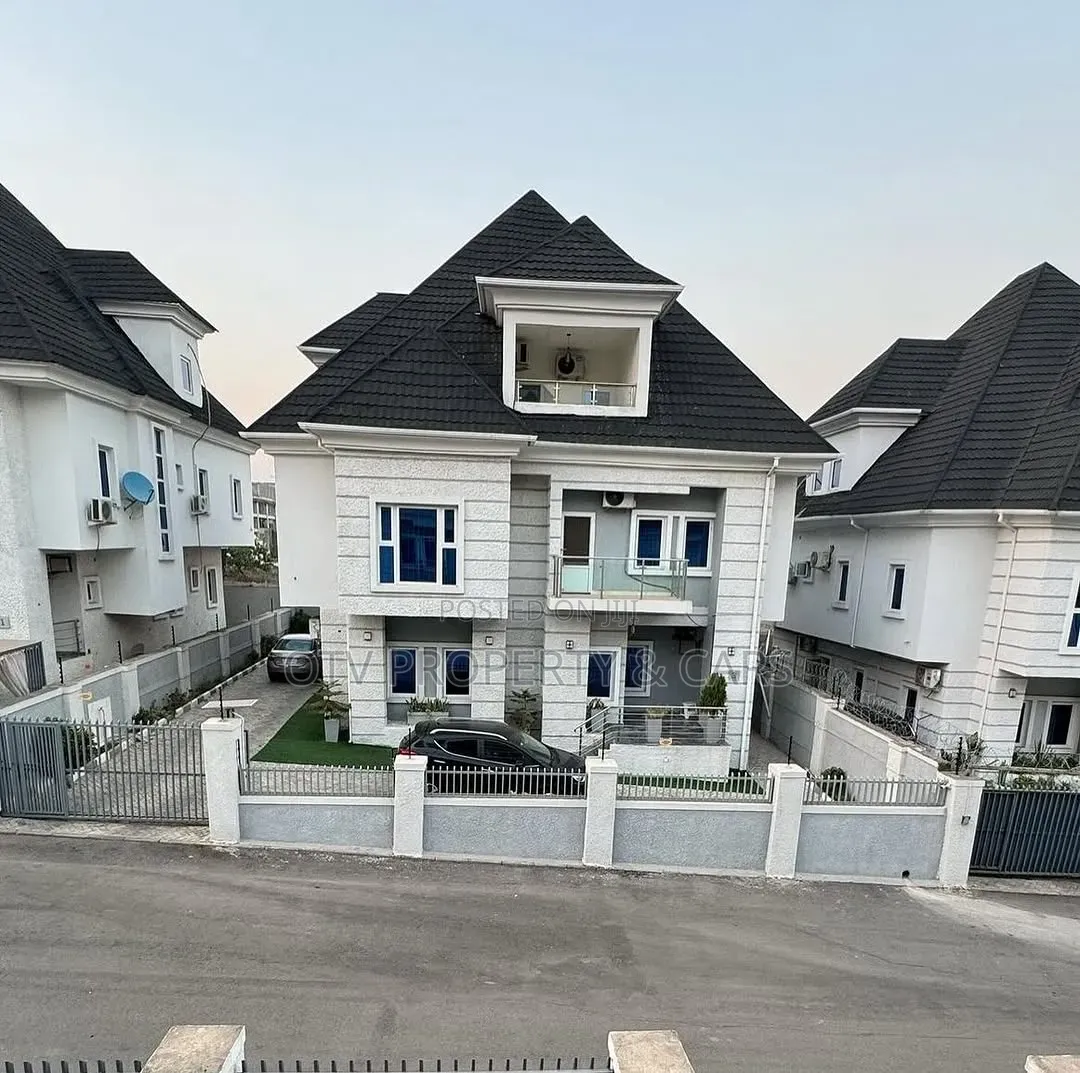 5bdrm Duplex in Guzape District for sale