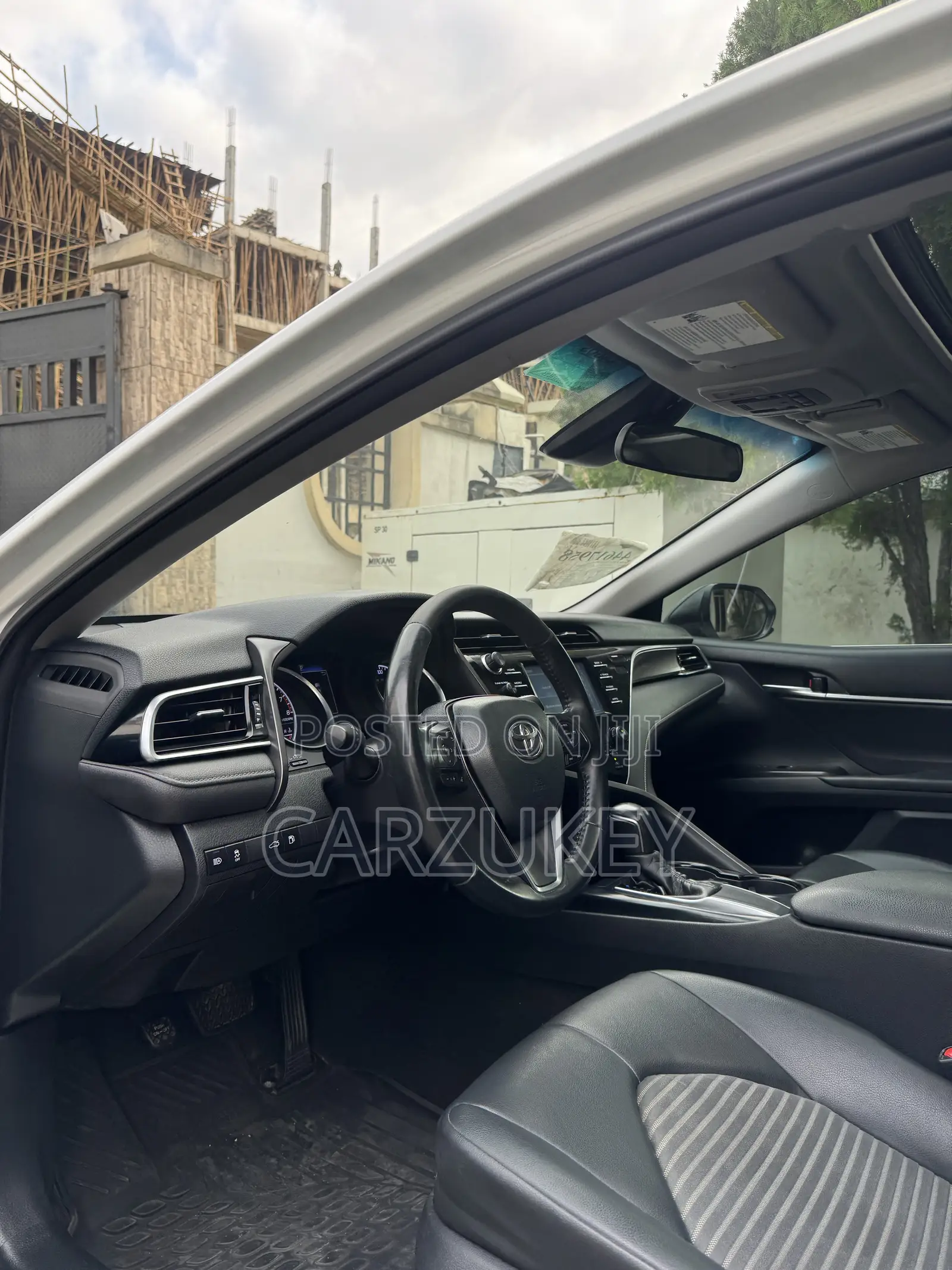 Toyota Camry SE FWD (2.5L 4cyl 8AM) 2018 White