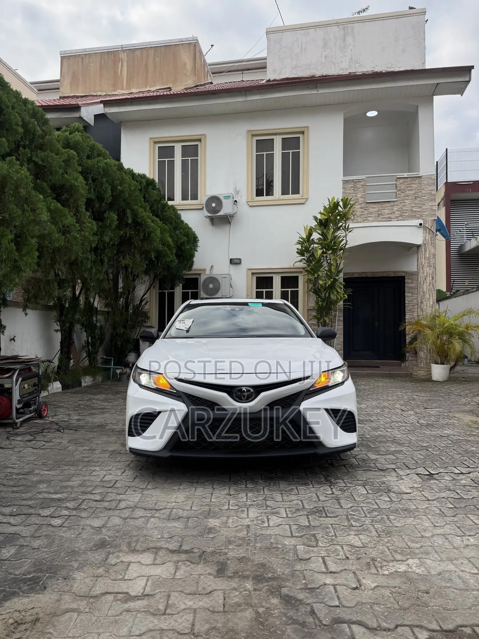 Toyota Camry SE FWD (2.5L 4cyl 8AM) 2018 White