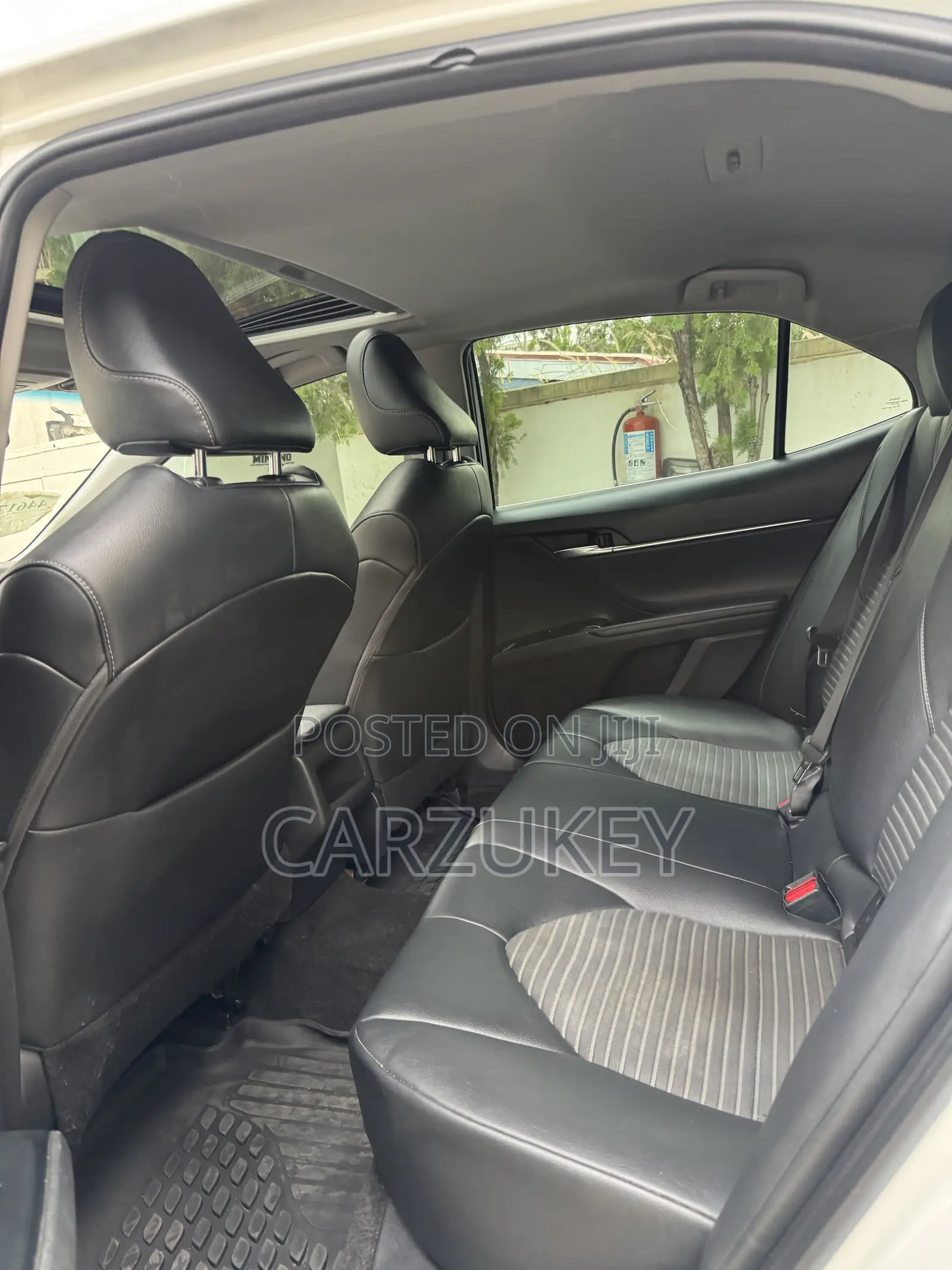 Toyota Camry SE FWD (2.5L 4cyl 8AM) 2018 White