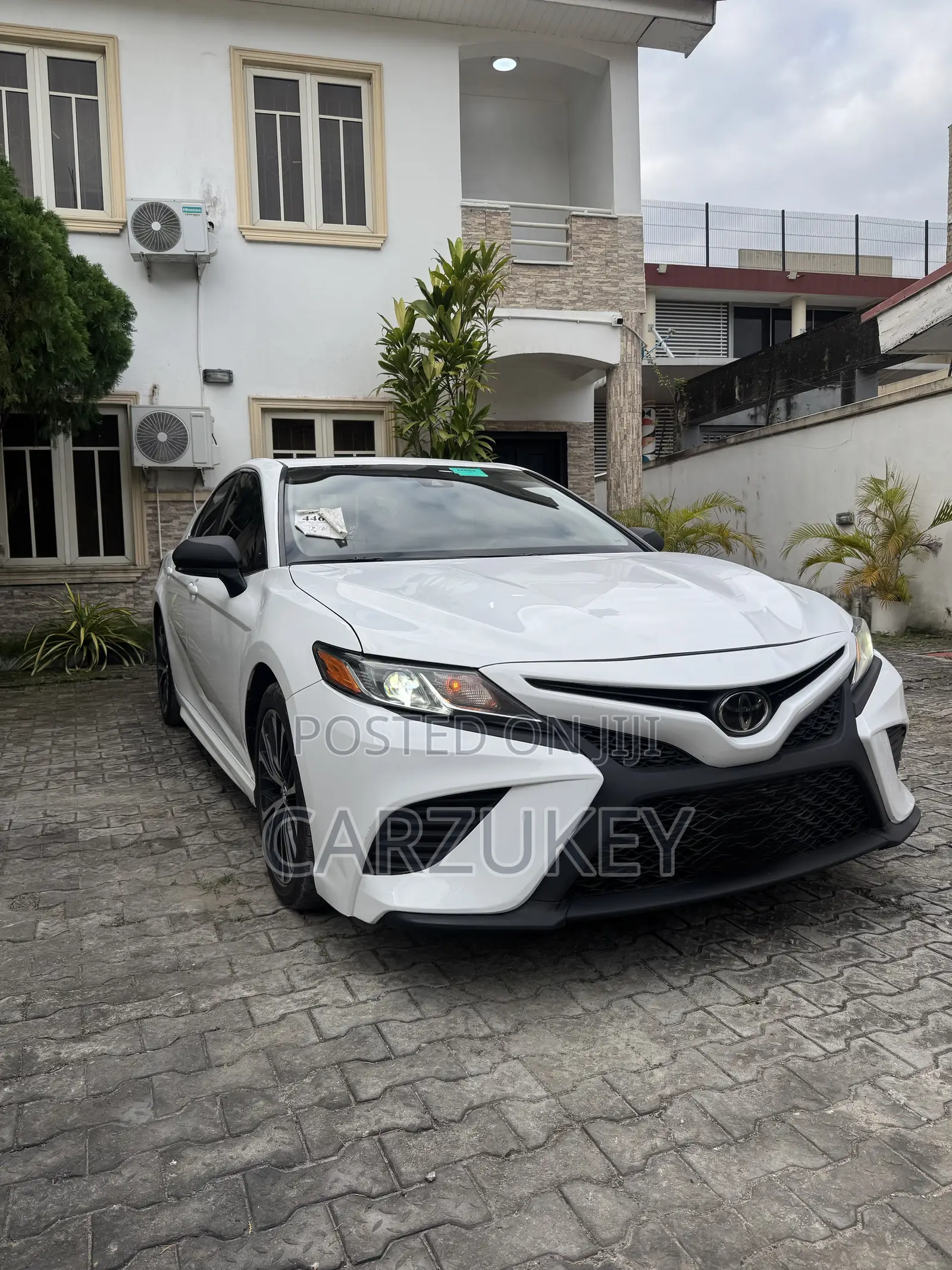 Toyota Camry SE FWD (2.5L 4cyl 8AM) 2018 White