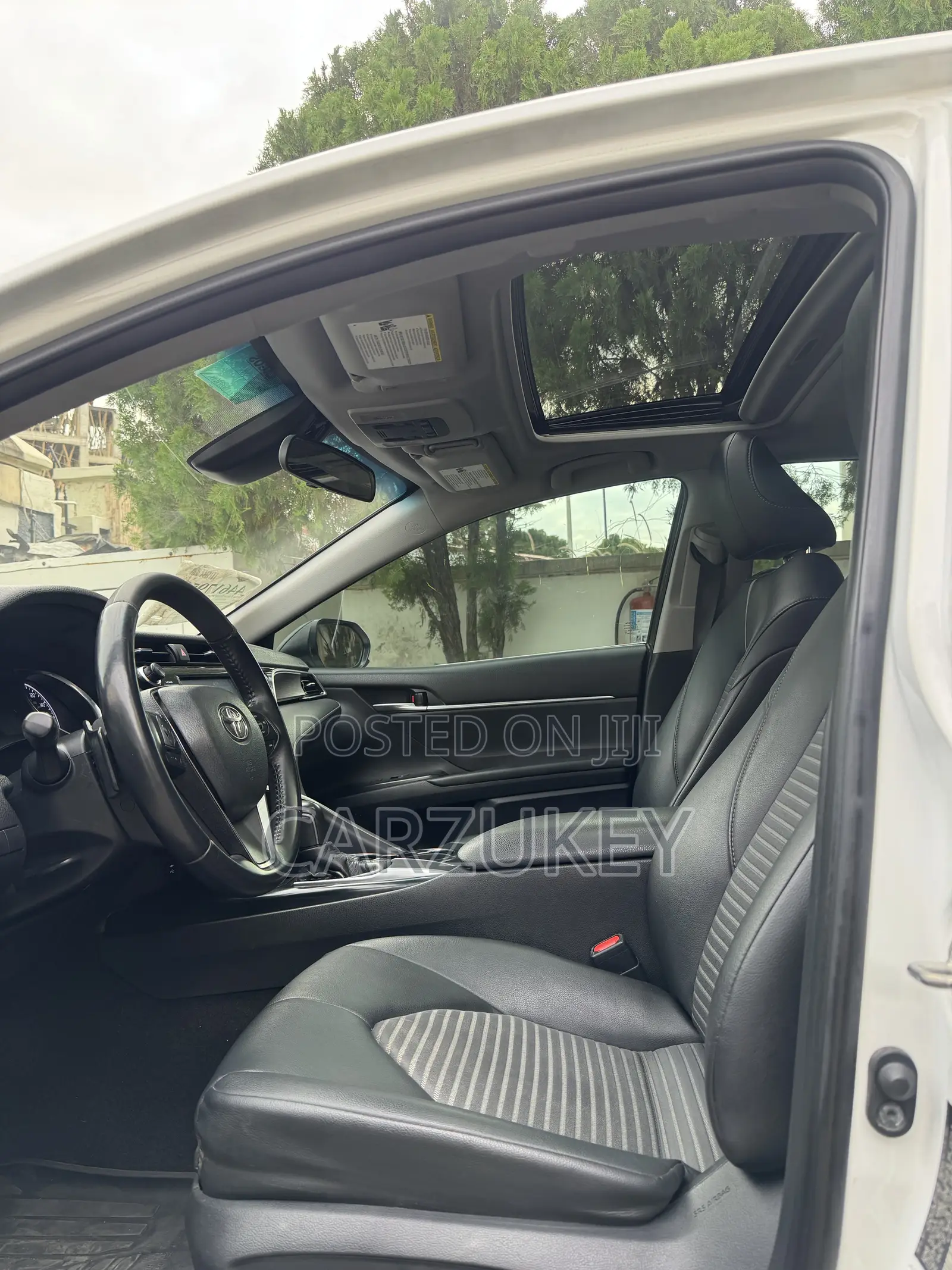 Toyota Camry SE FWD (2.5L 4cyl 8AM) 2018 White
