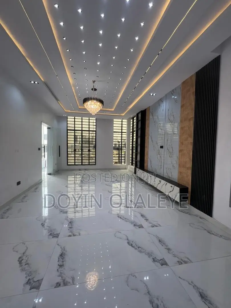 5bdrm Duplex in Ikota for sale