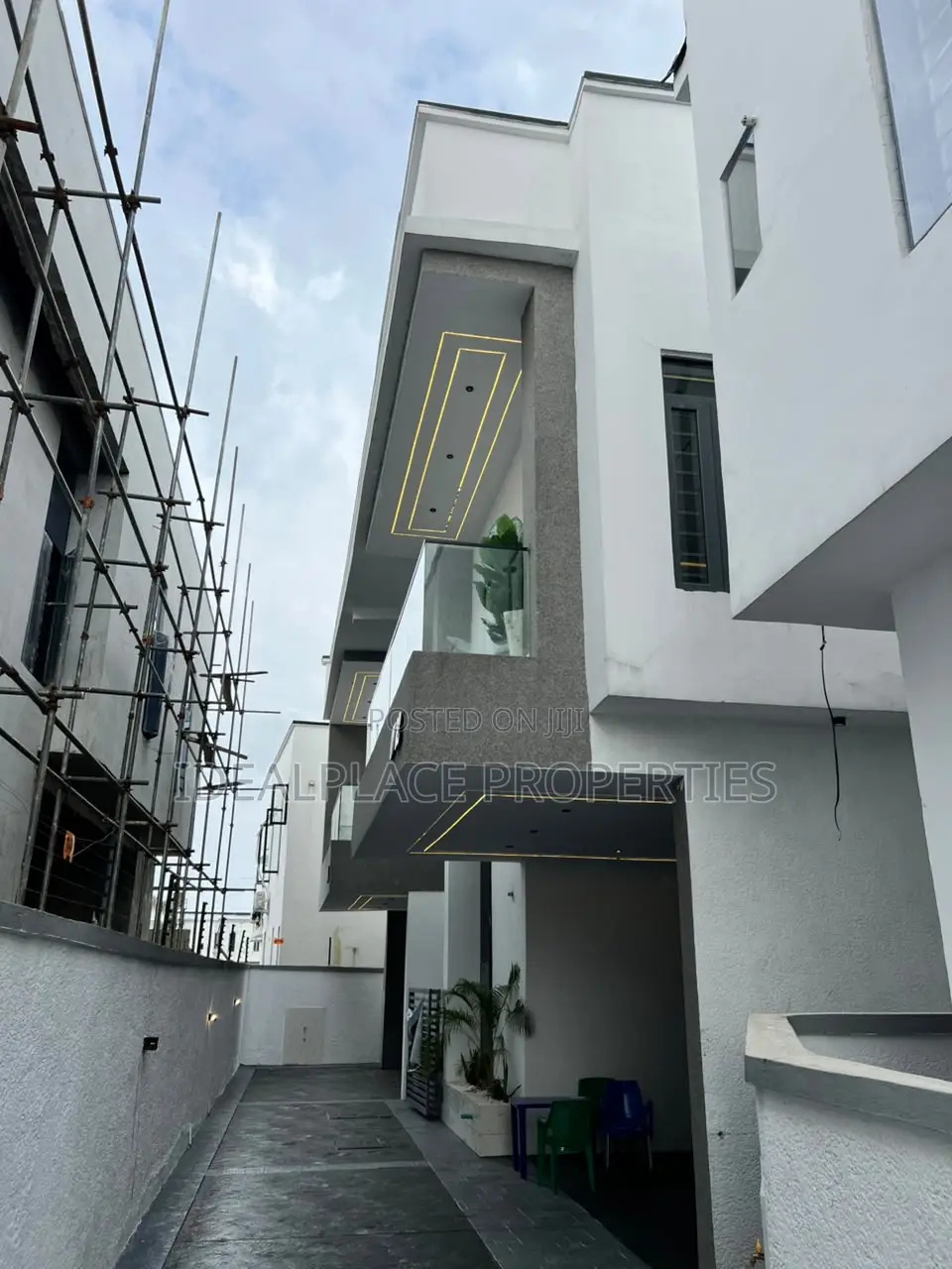 4bdrm Duplex in Ikota for sale