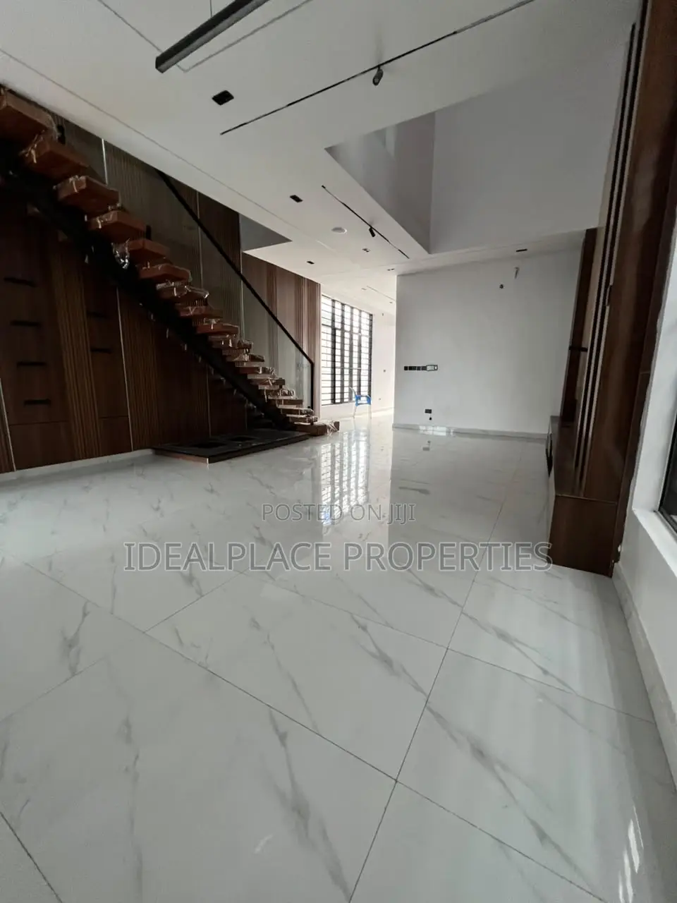 5bdrm Duplex in Ikota for sale