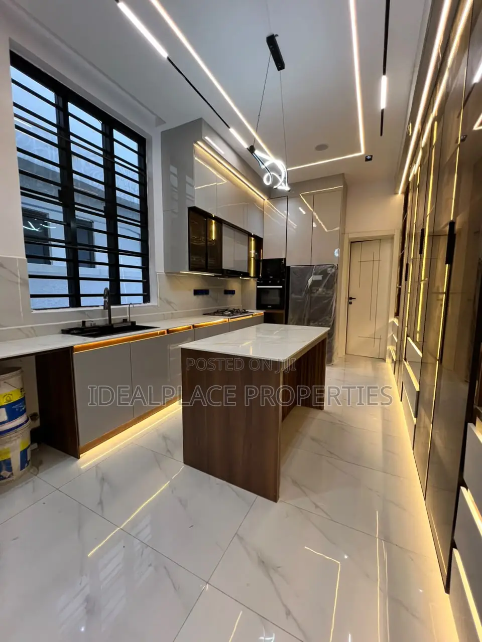 5bdrm Duplex in Ikota for sale