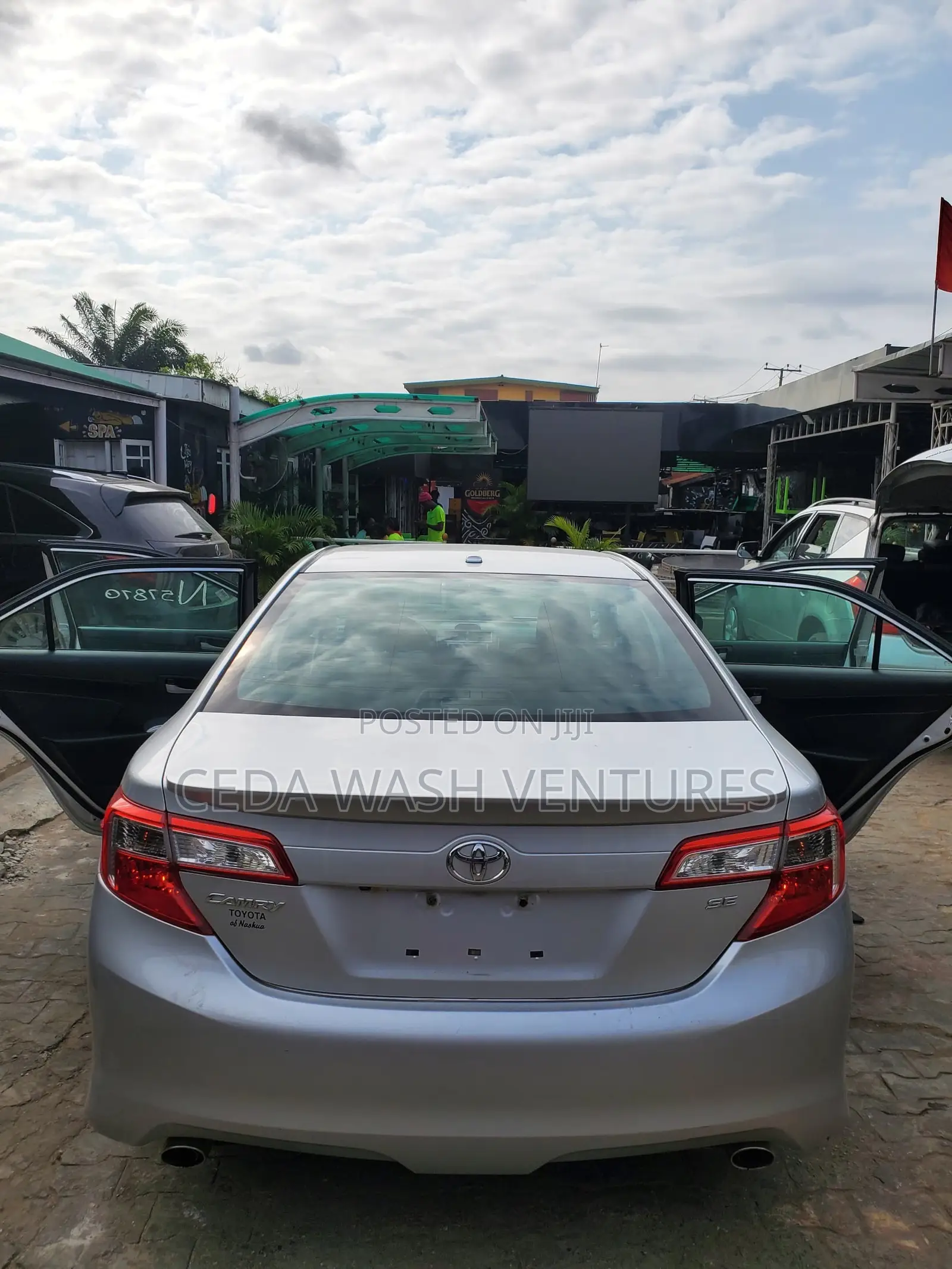 Toyota Camry SE 4dr Sedan w/Prod. End 11/13 (3.5L 6cyl 6A) 2014 Silver