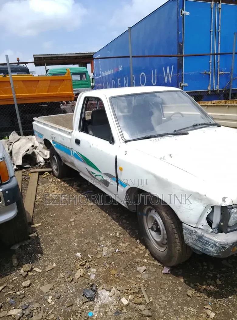 Toyota HiAce 1998 White
