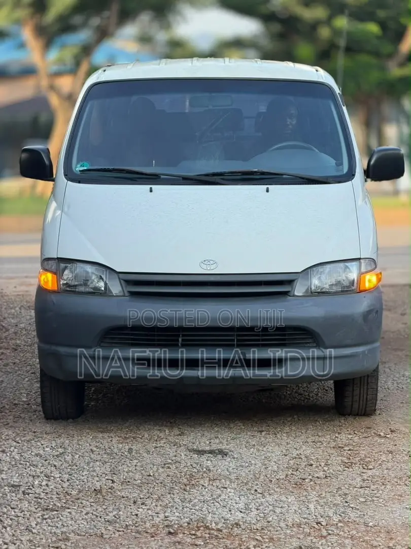 Toyota Grand HiAce 2002 White