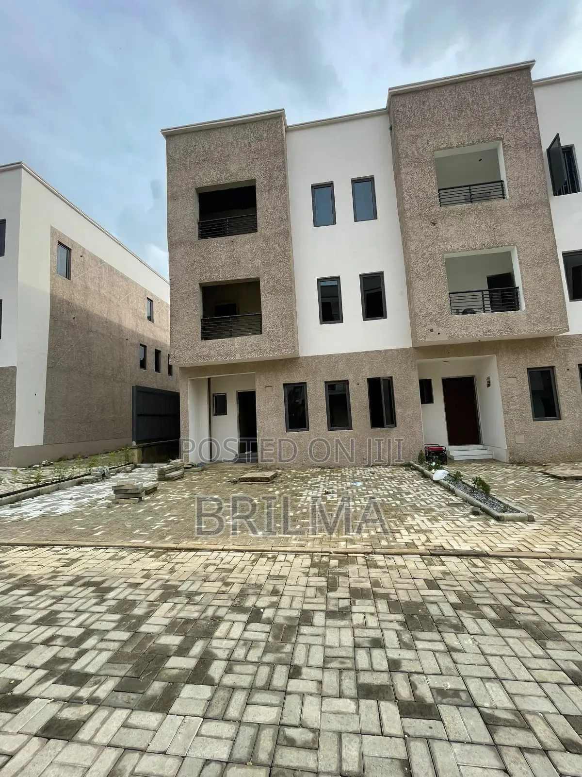 4bdrm Duplex in Gaduwa for sale