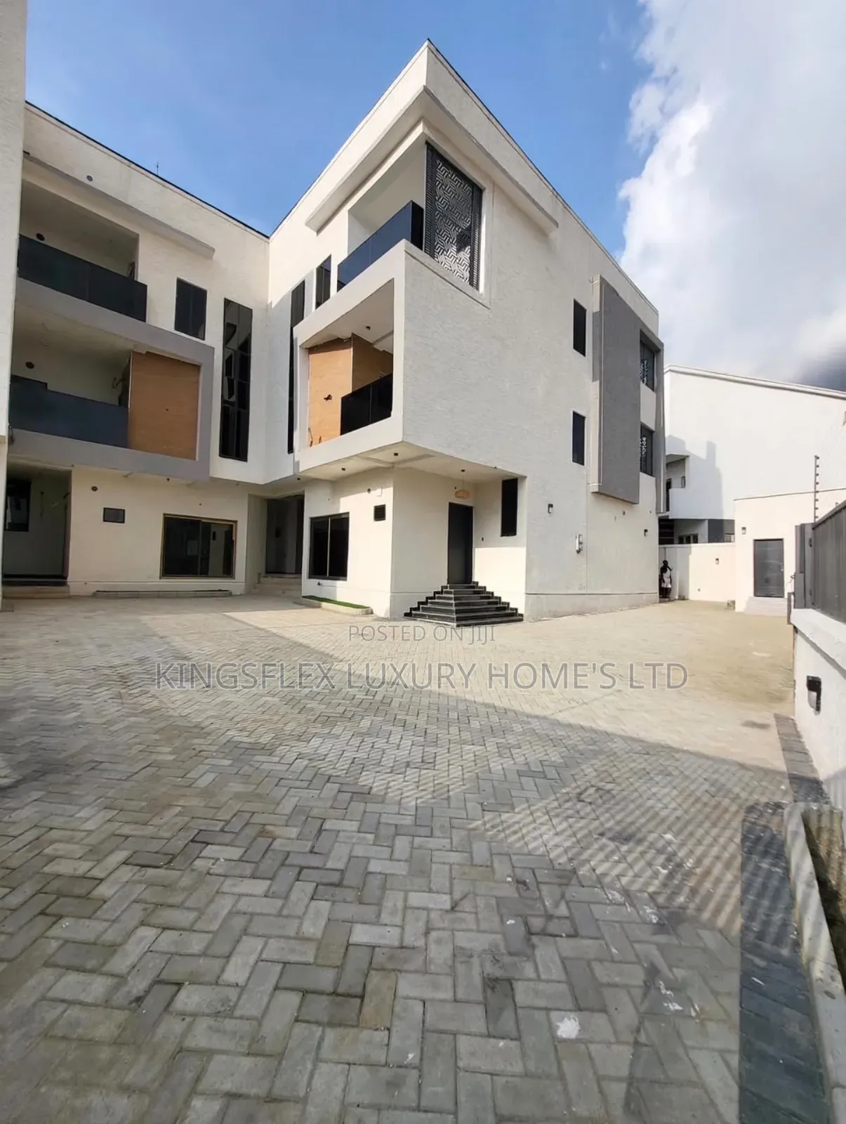 4bdrm Townhouse/Terrace in Estate, Guzape District for sale