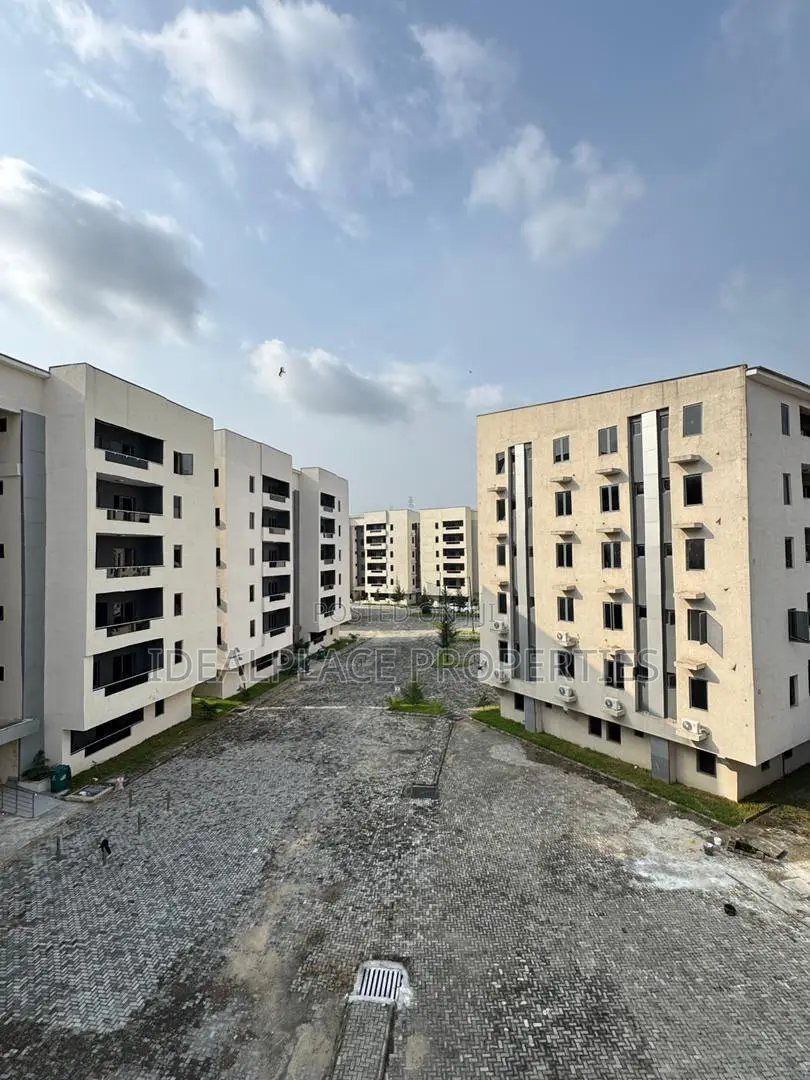 2bdrm Apartment in Surulere for sale