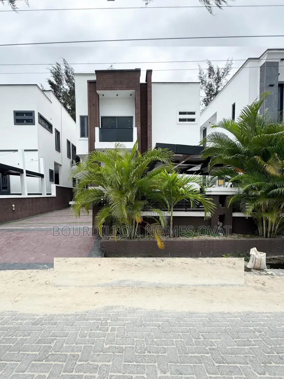 5bdrm Duplex in Megamound Estate for sale