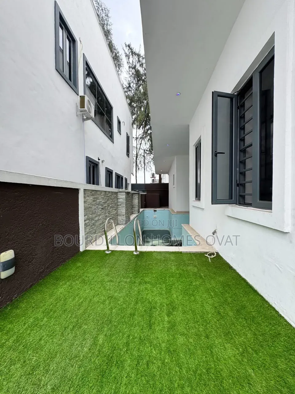 5bdrm Duplex in Megamound Estate for sale