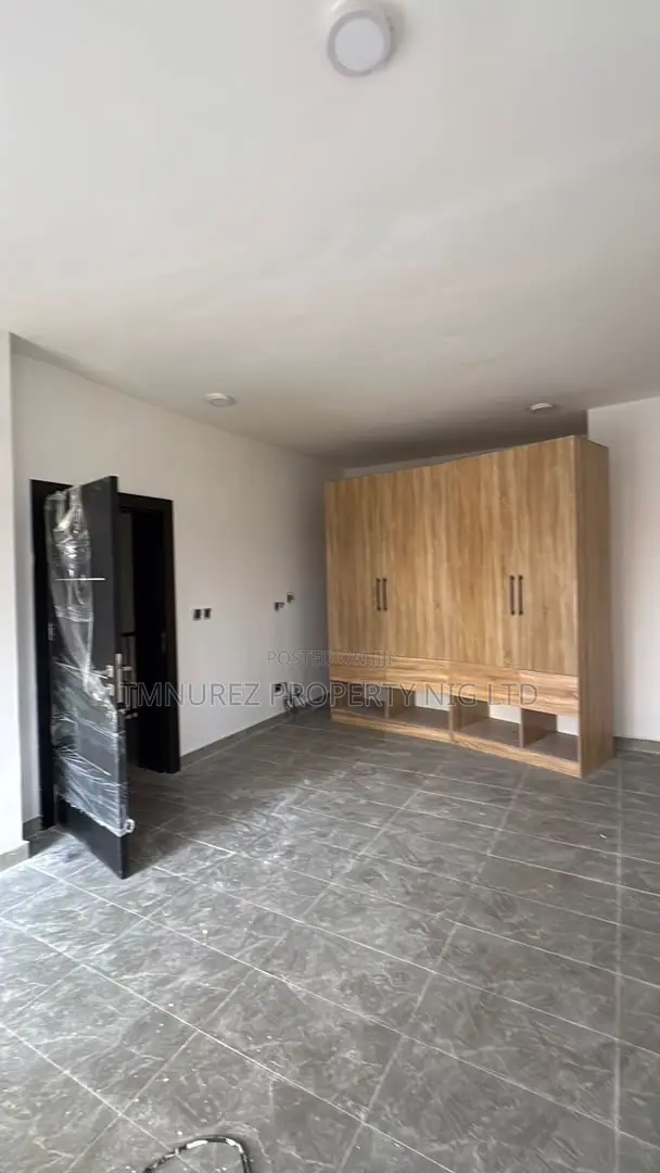 3bdrm Apartment in Yaba for sale