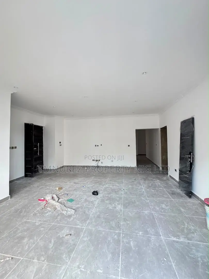 3bdrm Apartment in Yaba for sale