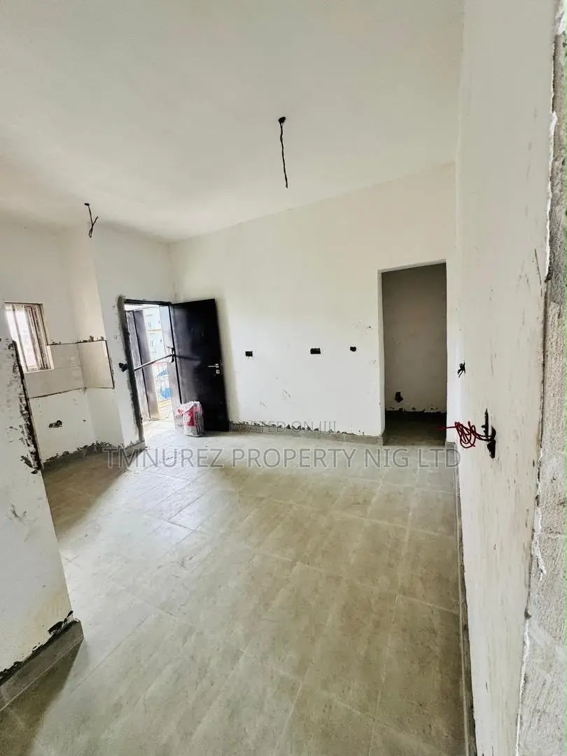 3bdrm Apartment in Yaba for sale