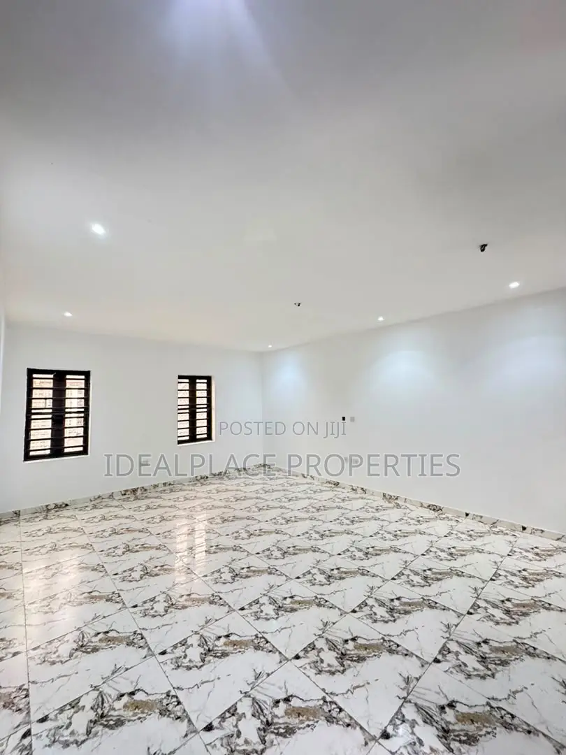 2bdrm Apartment in Surulere for sale