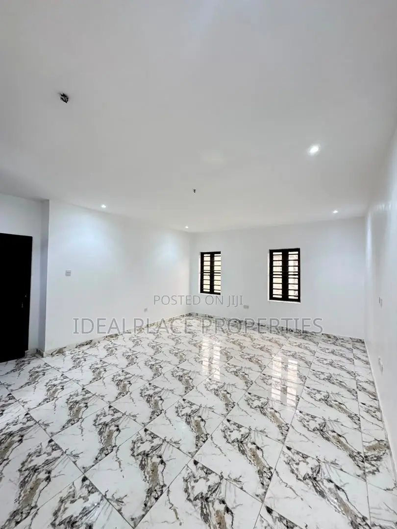 2bdrm Apartment in Surulere for sale