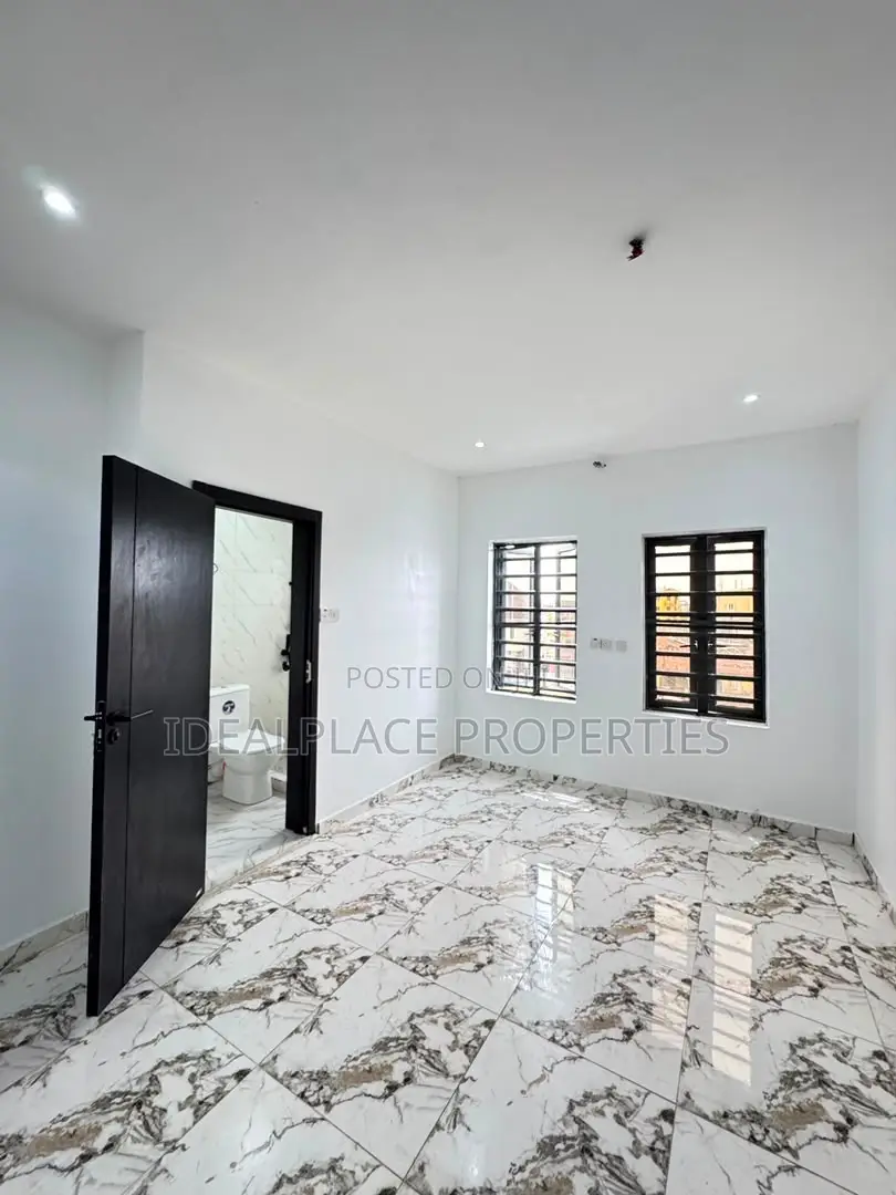 2bdrm Apartment in Surulere for sale