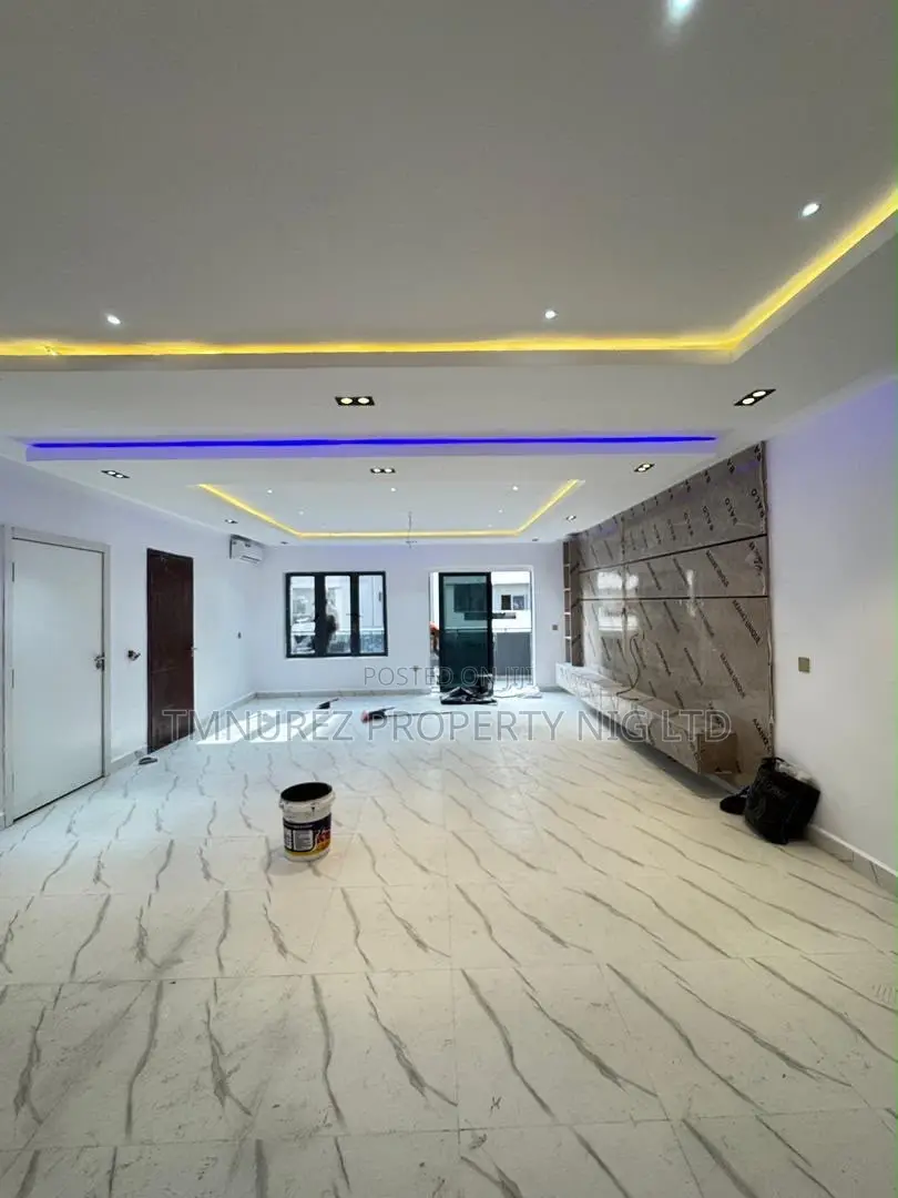 3bdrm Apartment in Surulere for sale