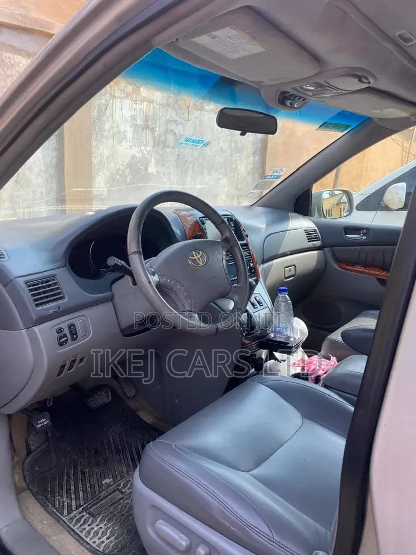 Toyota Sienna 2008 Gold