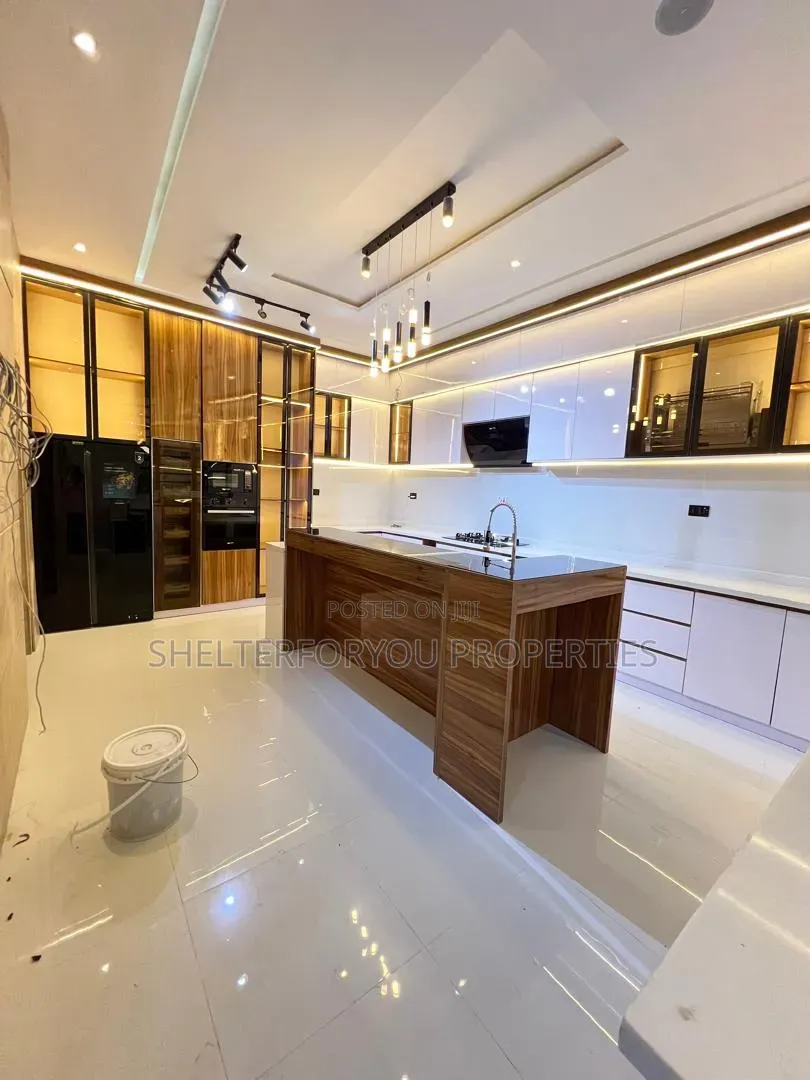 5bdrm Duplex in Ikota for sale