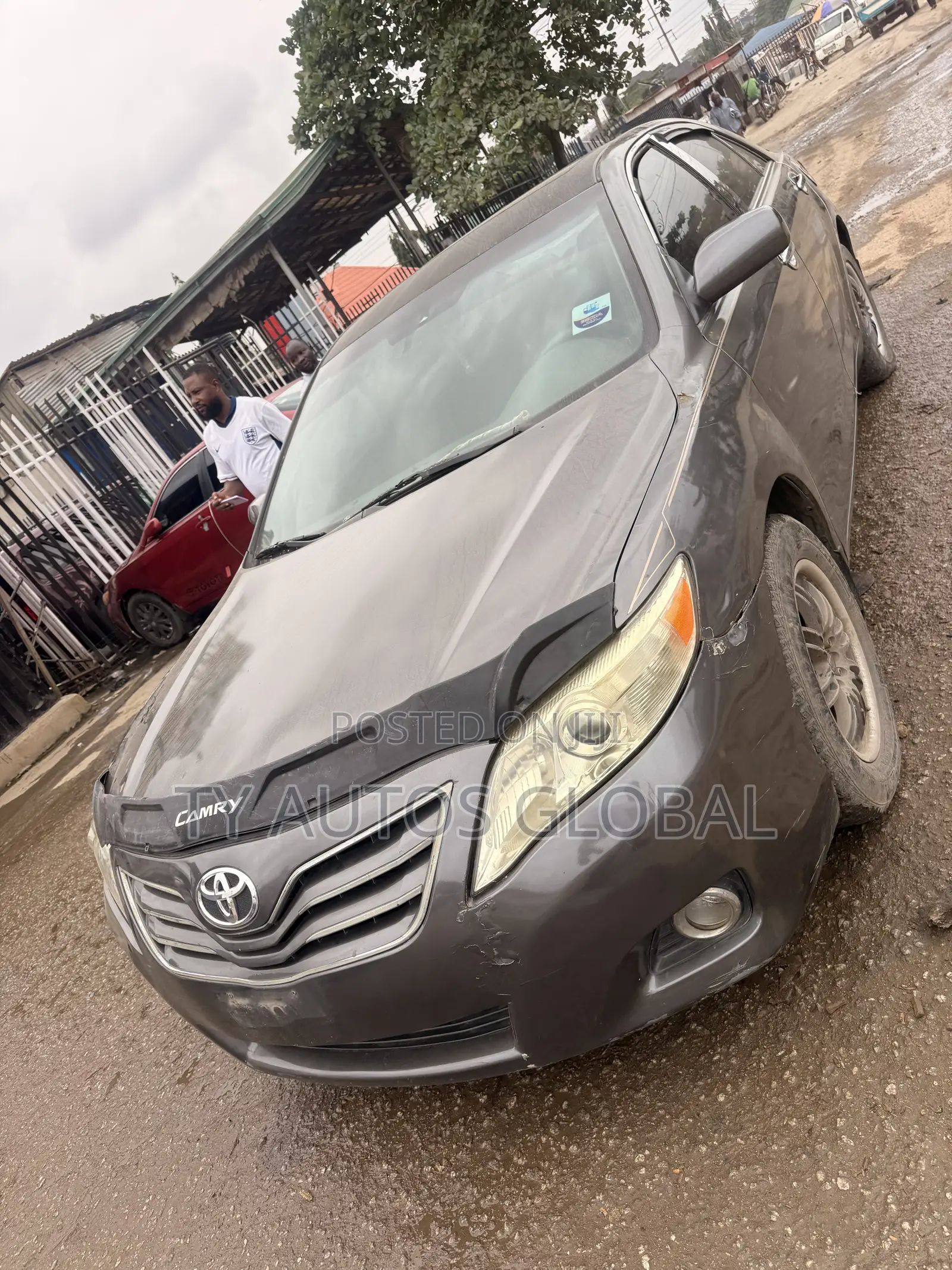 Toyota Camry LE 4dr Sedan (2.5L 4cyl 6A) 2011 Gray