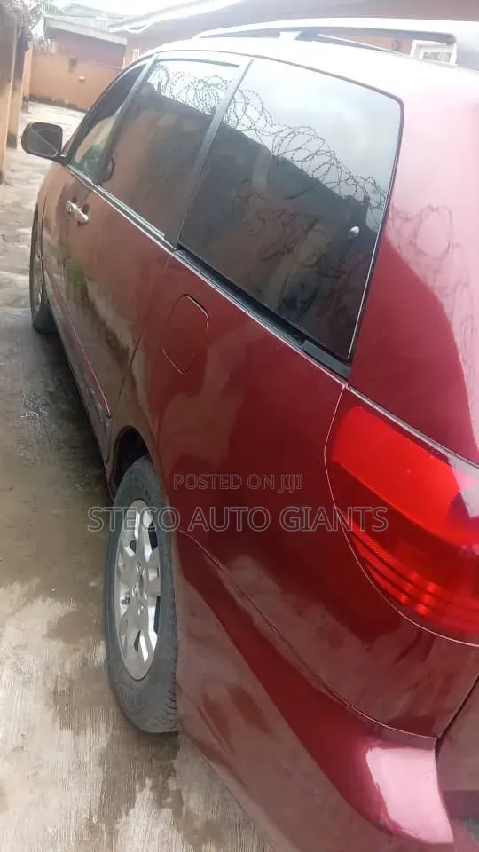 Toyota Sienna 2005 Red