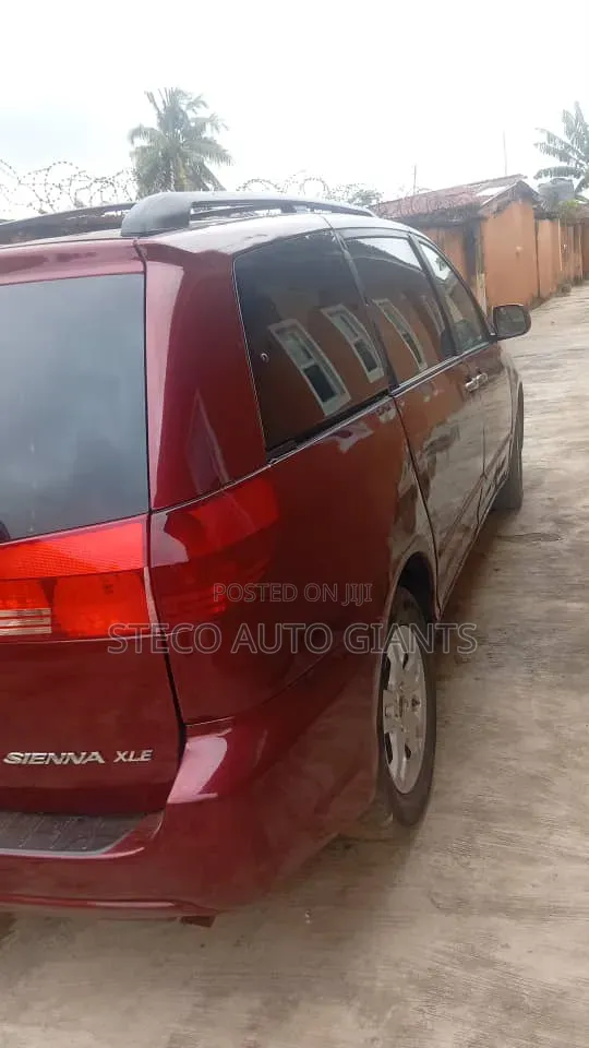 Toyota Sienna 2005 Red