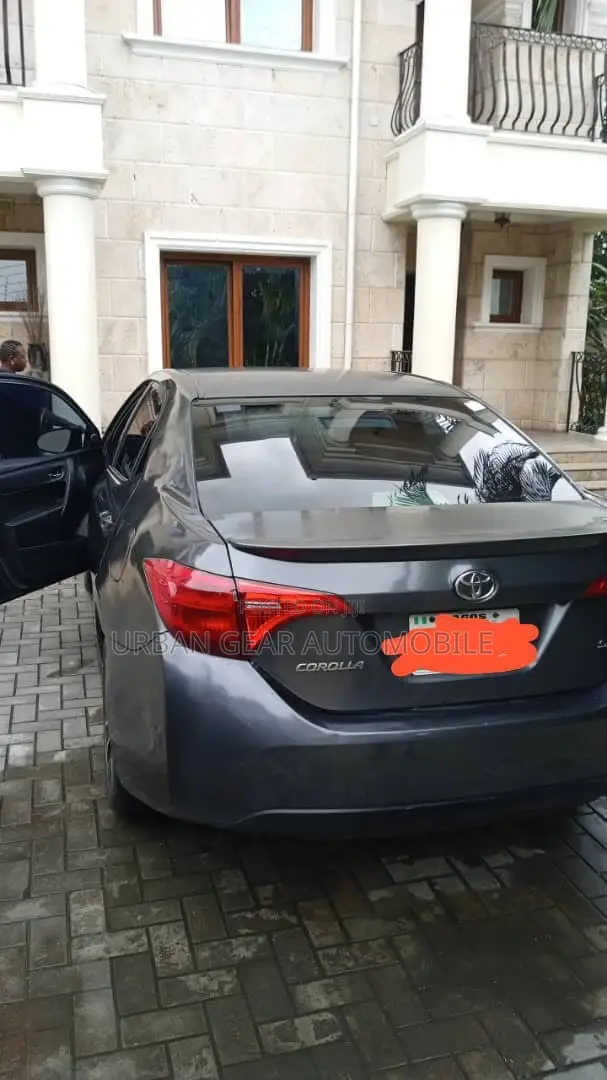 Toyota Corolla LE ECO w/Package 1 4dr Sedan (1.8L 4cyl CVT) 2017 Gray