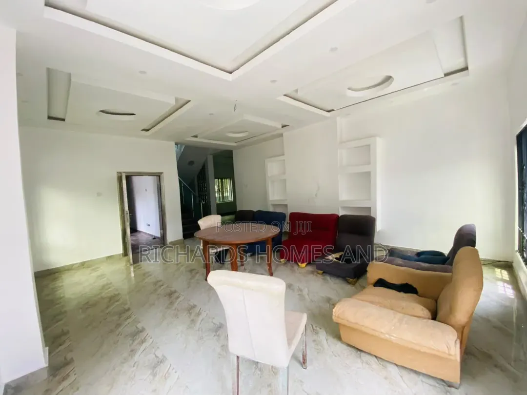 5bdrm Duplex in Chevron for sale