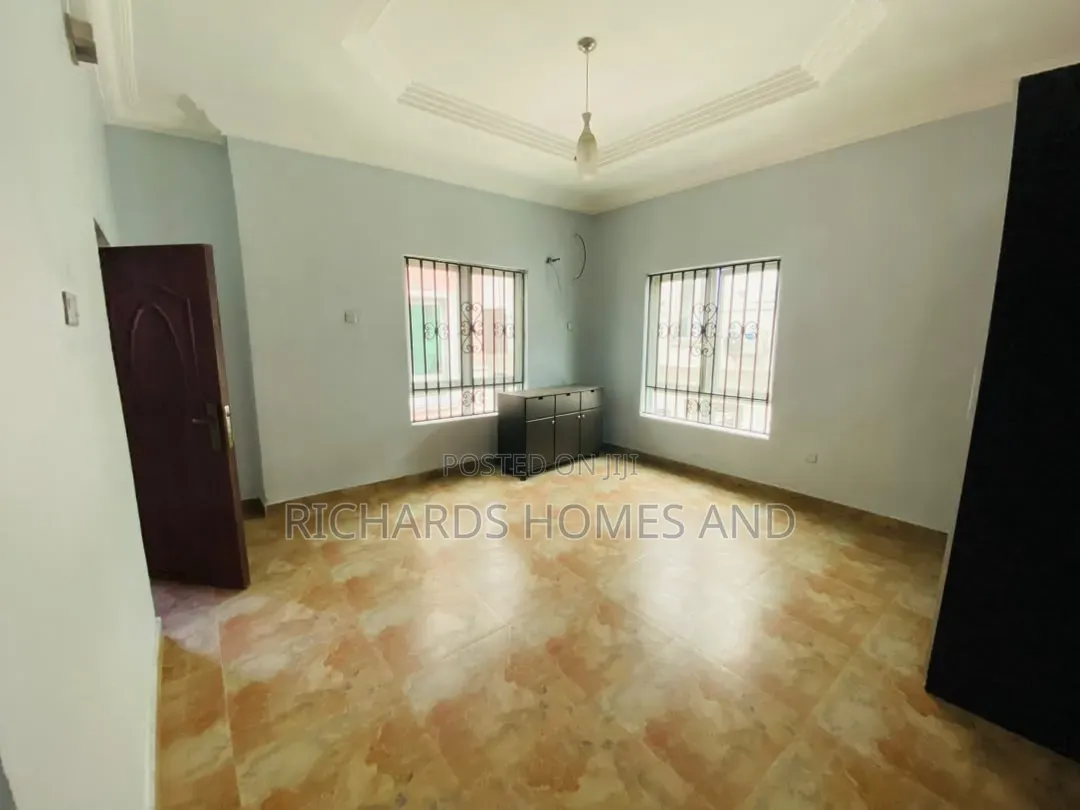 5bdrm Duplex in Chevron for sale